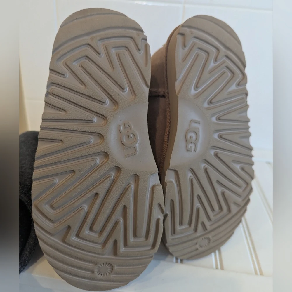 Classic UGG Suede Boots- Chestnut - Picture 4 of 5